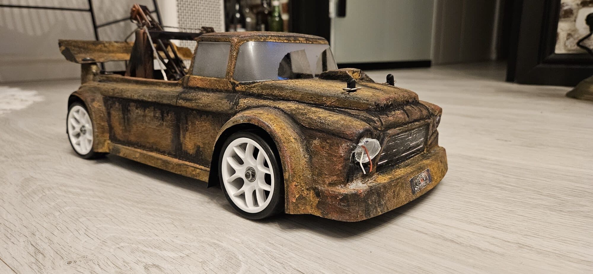 Macheta tow truck — perspectivă joasă din față