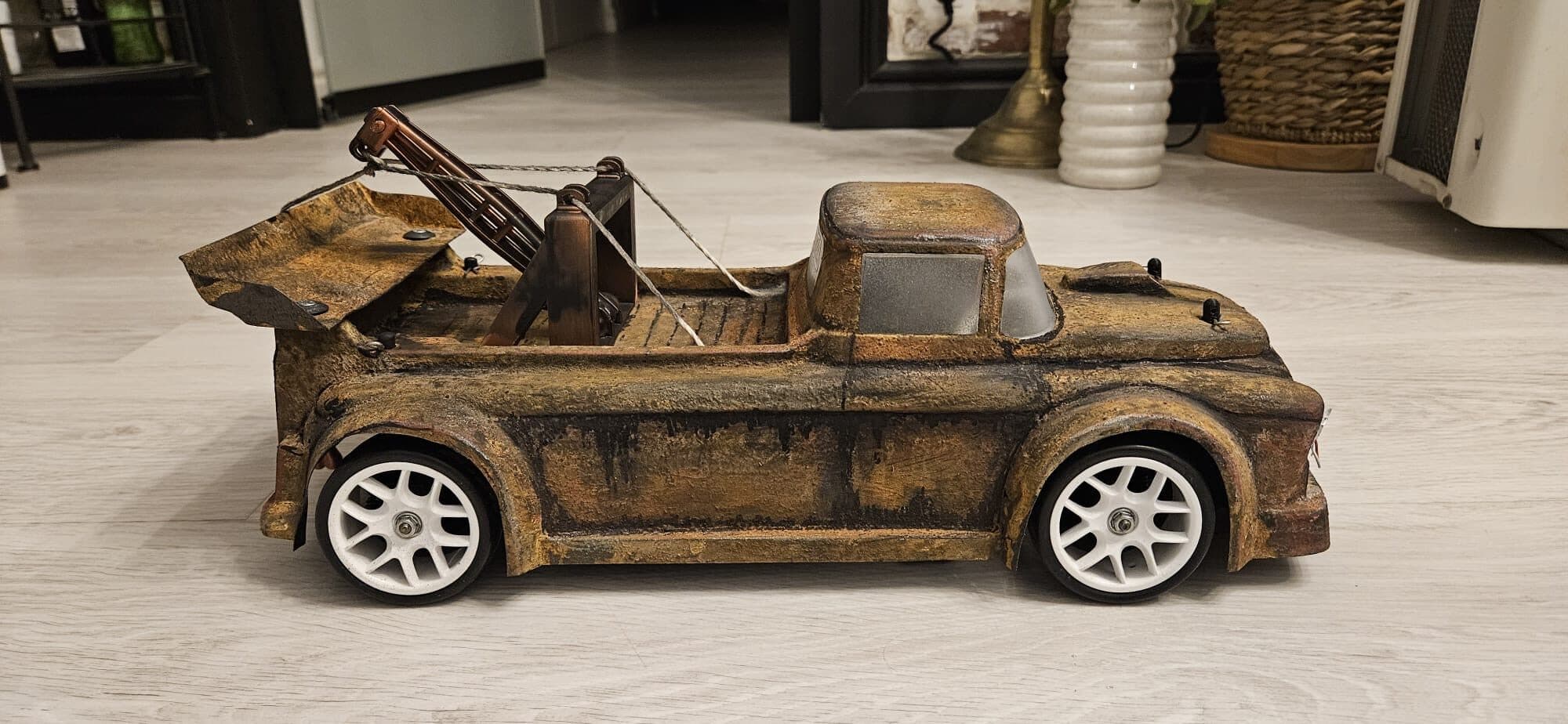 Macheta tow truck — profil lateral cu macaraua de remorcare
