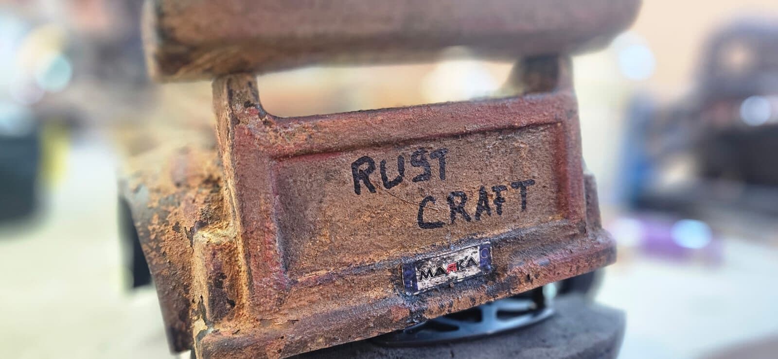 Semnătura Rustcraft pe oblonul ruginit al machetei